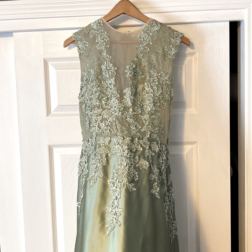 Long dress size 4 never worn but beautiful detail